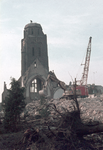 834197 Gezicht op de toren van de St. Ludgeruskerk (Amsterdamsestraatweg 575) te Utrecht, tijdens de sloop.
